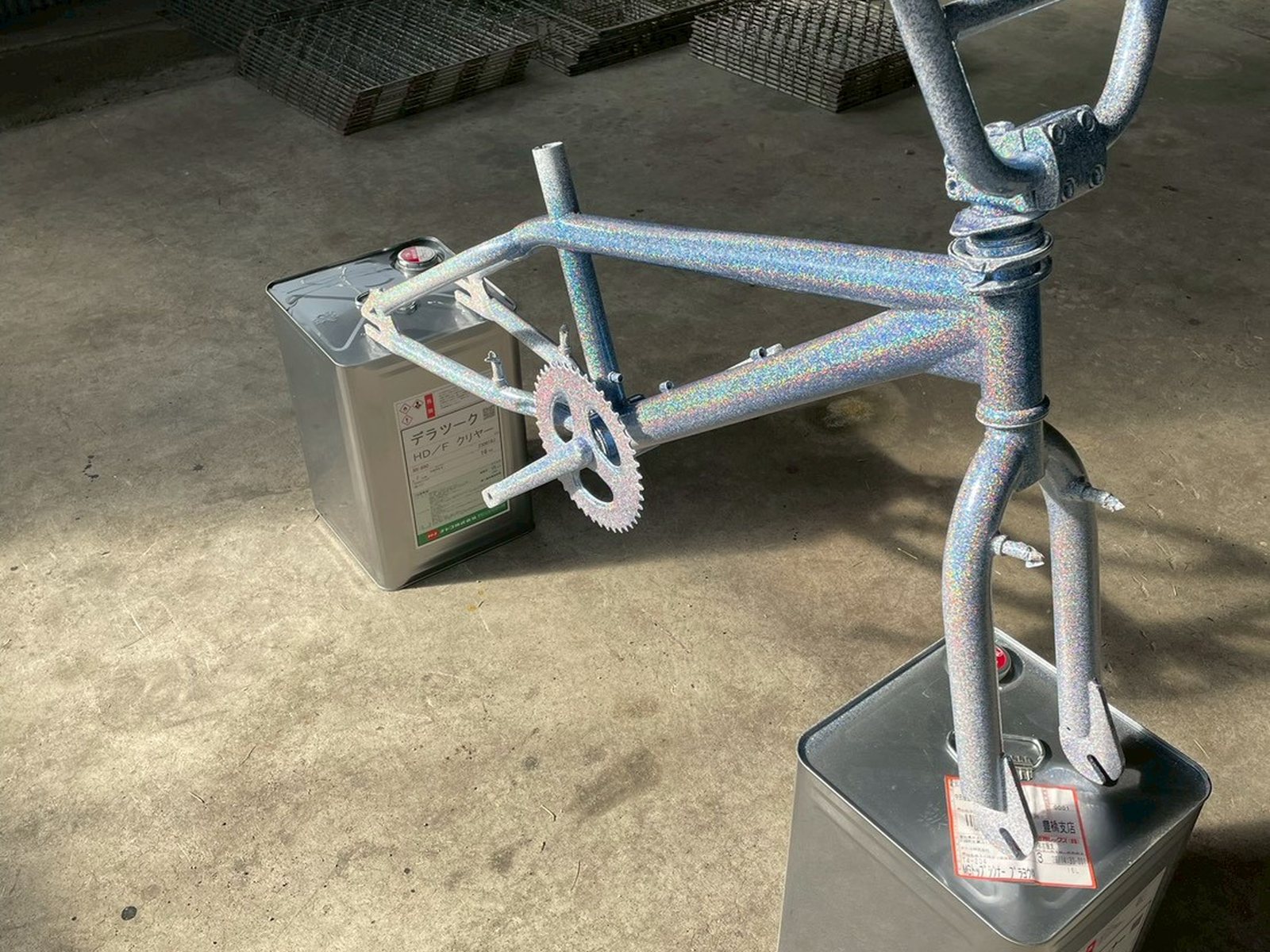 塗装された自転車フレームの作業例