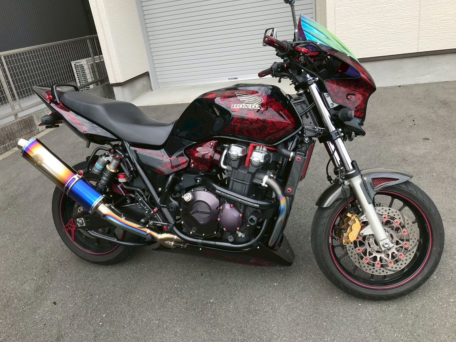 赤と黒のカスタム塗装を施したバイク